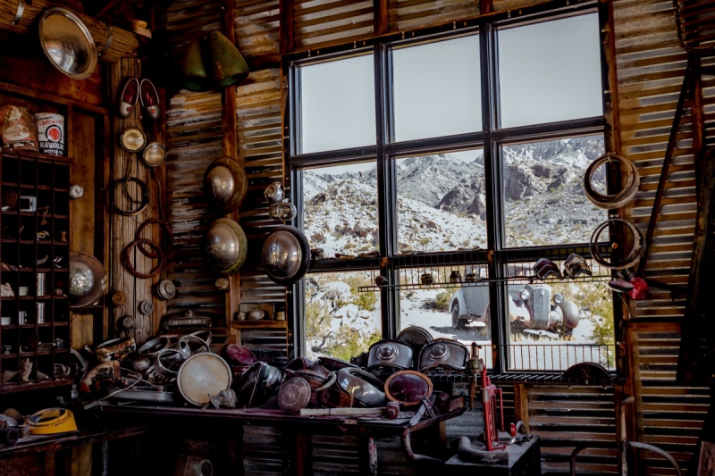 cordonnerie-LA GAUDE-min_shop_window_part_junk_abandoned-138873